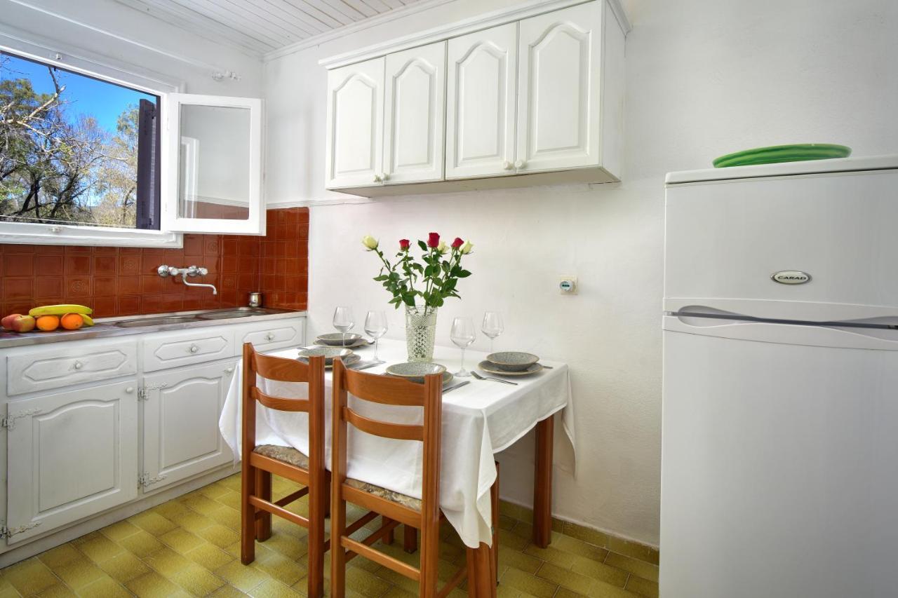 Merlyn Rooms Into The Nature, 100M From The Beach Dafnila Extérieur photo