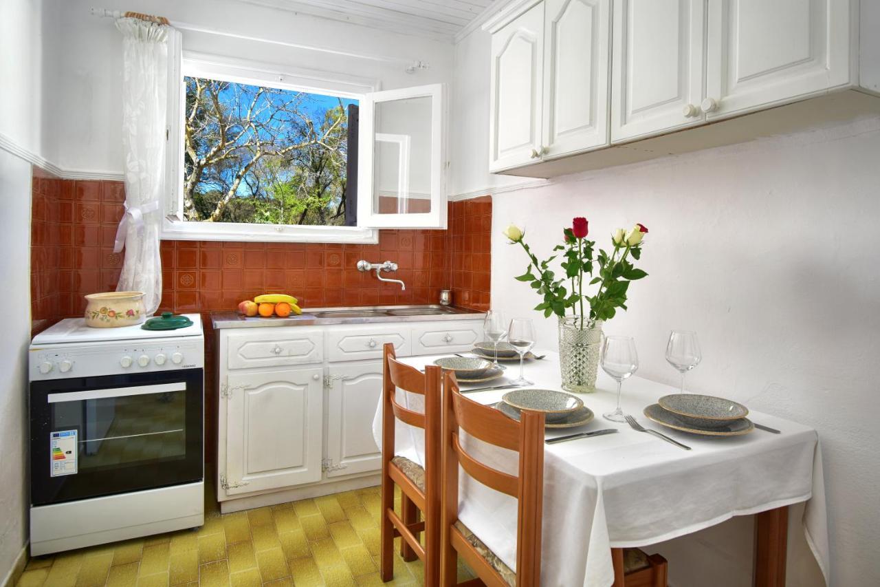 Merlyn Rooms Into The Nature, 100M From The Beach Dafnila Extérieur photo